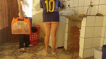 Dona de casa casada paga t&eacute_cnico de m&aacute_quina de lavar com a bucetinha
