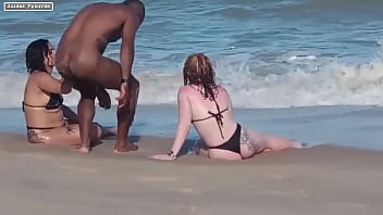 Fizemos sexo com estranho na praia ele deixou n&oacute_s duas toda fodida