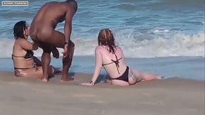 Fizemos sexo com estranho na praia ele deixou n&oacute_s duas toda fodida