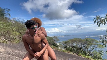 NEGAO LEVOU NOVINHO PRO MORRO E METEU A PICA