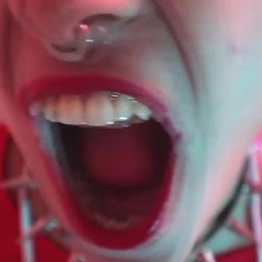 Harley Quinn performs Marylin Manson