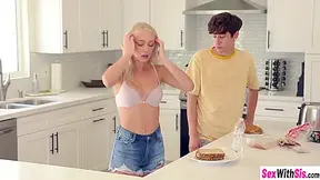 Braylin Bailey In Angry Blonde Stepsis Relaxed On Stepbrot