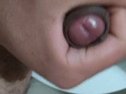 Joven se encuentra muy excitado y se comienza a masturbar