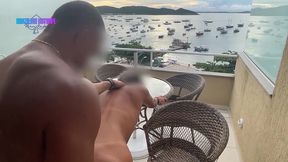 no flat o negao me fudeu na sacada e todos os vizinhos ouviram ele me fazer de puta