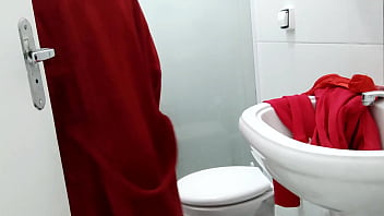 Amiga da esposa foi tomar banho, marido pervertido n&atilde_o aguentou e fudeu a gostosa