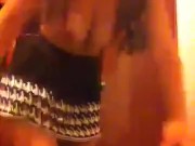 Me meto los dedos en mini falda