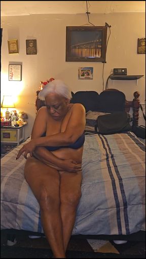 Mature Ebony Makes Her Pussy Talk