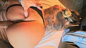 Loirinha com BUNDAO GG e corpo cheio de tatuagens fudendo de 4 at&eacute; gozada dentro da buceta&period; No Pelo TES&Atilde;O CREAMPIE
