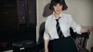 Cosplayer vintage con grandi tette che fa uno spogliarello sexy