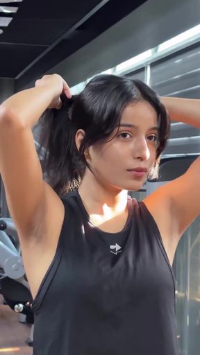 Sexy Indian gym-goer shows off her armpits