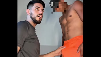 GARI GOSTOSO FICAVA COM O PAU MARCANDO NO UNIFORME, OFERECI UMA GRANA E O PUTO VEIO ENCHER MEU CU DE PORRA. - PARTE I
