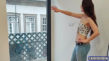 REAL ESTATE AGENT EMBARRASED BUTTCRACK JEANS FETISH BIG ASS