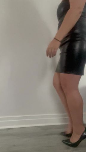 Amateur in high heels shows off her leather heels