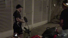 viadinho nerd perdeu aposta pro motoboy fogoso