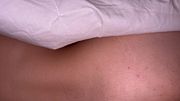 Llegamos a la cama y me cogi a la novia de mi cuate y se vino por el culo