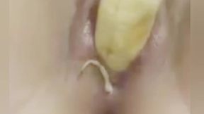 estudiante sigue arrecha, con su rico culo hace un batido de banana y no se ve satisfecha se mete un gran pepino en el ano