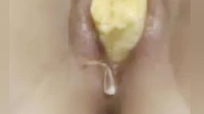 estudiante sigue arrecha, con su rico culo hace un batido de banana y no se ve satisfecha se mete un gran pepino en el ano