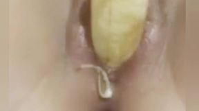 estudiante sigue arrecha, con su rico culo hace un batido de banana y no se ve satisfecha se mete un gran pepino en el ano