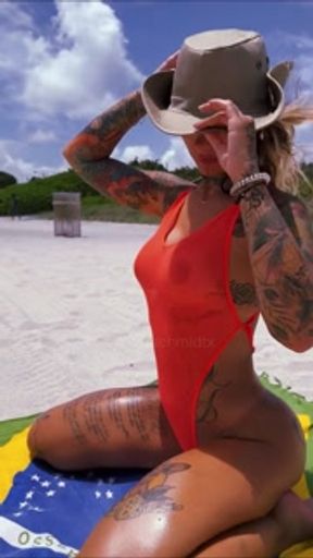 Geile tätowierte Blondine am FKK Strand in Miami