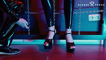 Slave Girl in Latex Catsuit in Electro-Shock-Heels