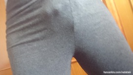 Friday selfshot morning masturbation clip : fingering in yogapants