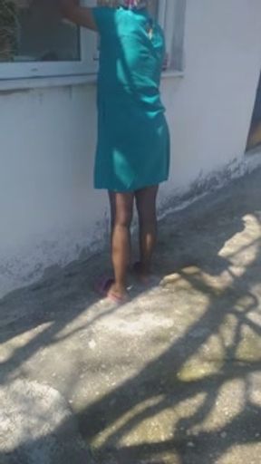 Eski model seksi olgun koy evinde cam silerken azdiriyor