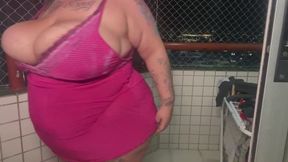 Bbw se exibindo na sacada e gozando no sofá