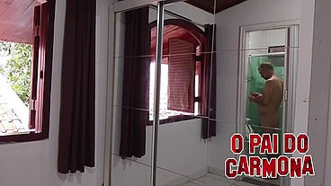 OPaidoCarmona fazendo a barba peladao