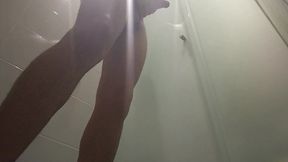 deje mi camara grabando en el bano de los invitados y descubri a mi mejor amigo!