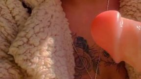 je me gode la chatte en exterieur, a la vue des passants