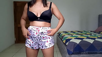 COLEGIALA LE DAN UNA ESQUELA POR CULIAR CON SU COMPA&Ntilde_ERO, EN MEDIO DE SUS DESESPERACION SE ACUERDA COMO LA FOLLARON Y LE DA GANAS DE MASTURBARSE