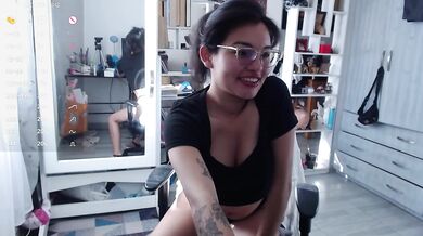 Your little fantasy goes live with a hairy camgirl in hot videocall