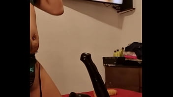 Comenzando a abrir mi culote con dildo de caballo