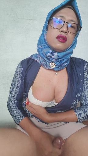 Super Cute Hijab Shemale Mitha Zhe Play with a Big Dildo