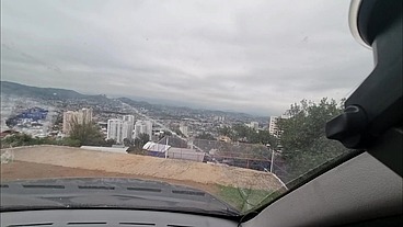 enquanto o corno do marido dirigia o carro botei a pica enorme na buceta da esposa no banco de traz e o corno só olhando - Pretacariocahotwife