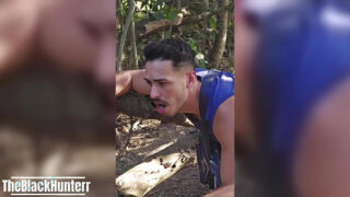 ممارسة جنسية ثلاثية في الهواء الطلق مع رجال سود مفتولي العضلات هواة يتم ممارسة الجنس معهم بقوة