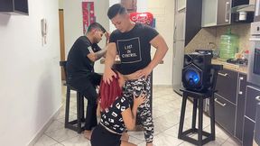 no me gusta que mi novia traiga a su mejor amigo a nuestra fiesta porque cuando baila regueton el le frota la polla en su culo ntr netorare