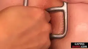 Analgaping 3some dyke opens her asshole with speculum