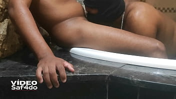 Big passivo chupando a cabecinha na banheira
