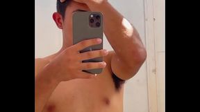 Twink se mastrurba frente al espejo