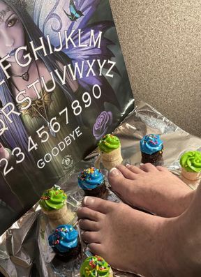 SWEET FEET and 🧁 CUPCAKES 😋 YUMMMMY