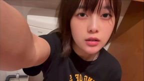 友達の披露宴に行って沢山の男性と喋ったらムラムラしちゃって帰宅して即玄関先で静かにオナニーしちゃう女子大生。