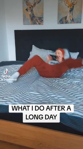 Hilarious twink shows off his bulging underwear in a funny TikTok