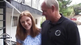Η χαριτωμένη κοκκινομάλλα Allison Wyte δέχεται ένα σκληρό πρωκτικό χτύπημα από τον Dick Nasty σε άγριο ομαδικό όργιο