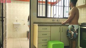 sexo quente na cozinha com a morena rabuda de shortinho colado
