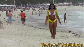 Paranaense gostosa pegando amiga safada.