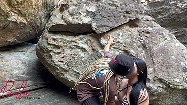 Paolla Hotwife em uma caverna misteriosa mamando o cacetão que tem vida própria, grande como ela gosta e ensina o Brasil a gostar