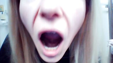 Obciągam Ci kutasa, ty ruchasz moją ciasną dupkę i spuszczasz mi się na języczek a ja połykam twoją spermę