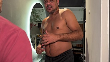 Meu vizinho dotado veio em casa e destruiu meu cu de quatro depois de uma boa mamada - Parte 1