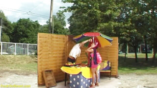 สาวผมแดงน่ารักโดนกระแทกก้นอย่างแรงกลางแจ้ง